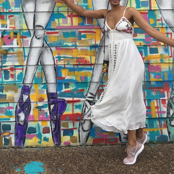 Forever 21 Dresses & Skirts - Floral Embroidered Maxi Dress 💐🌼🌸